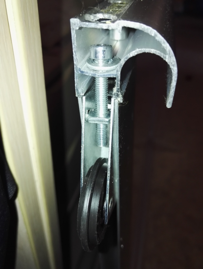Замена роликов шкафа купе - ремонт раздвижных дверей