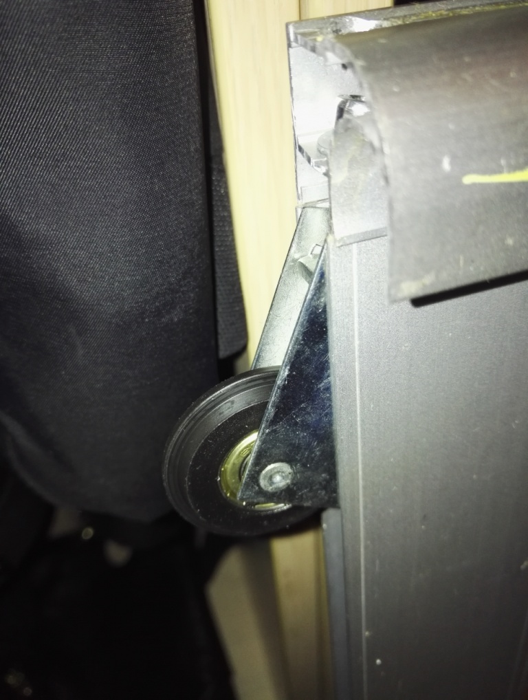 Замена роликов шкафа купе - ремонт раздвижных дверей