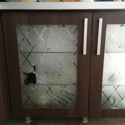 Замена стекла в шкафчике кухни в Санкт-Петербурге