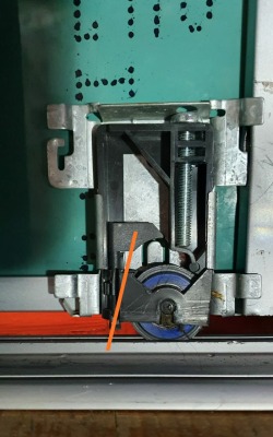 Замена роликов в дверях купе кладовки - вид 3 миниатюра