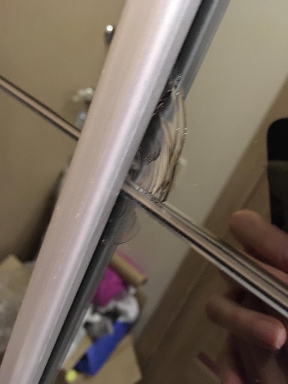 разбитое зеркало на двери шкафа купе